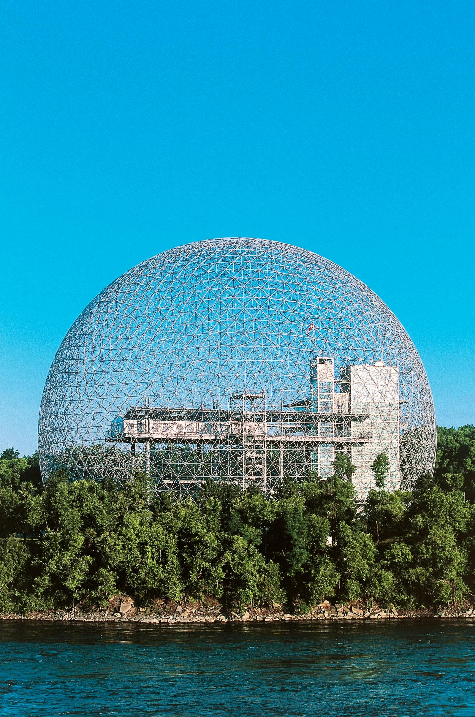 La Biosphère de Montréal conçue par R. Buckminster Fuller en 1967.