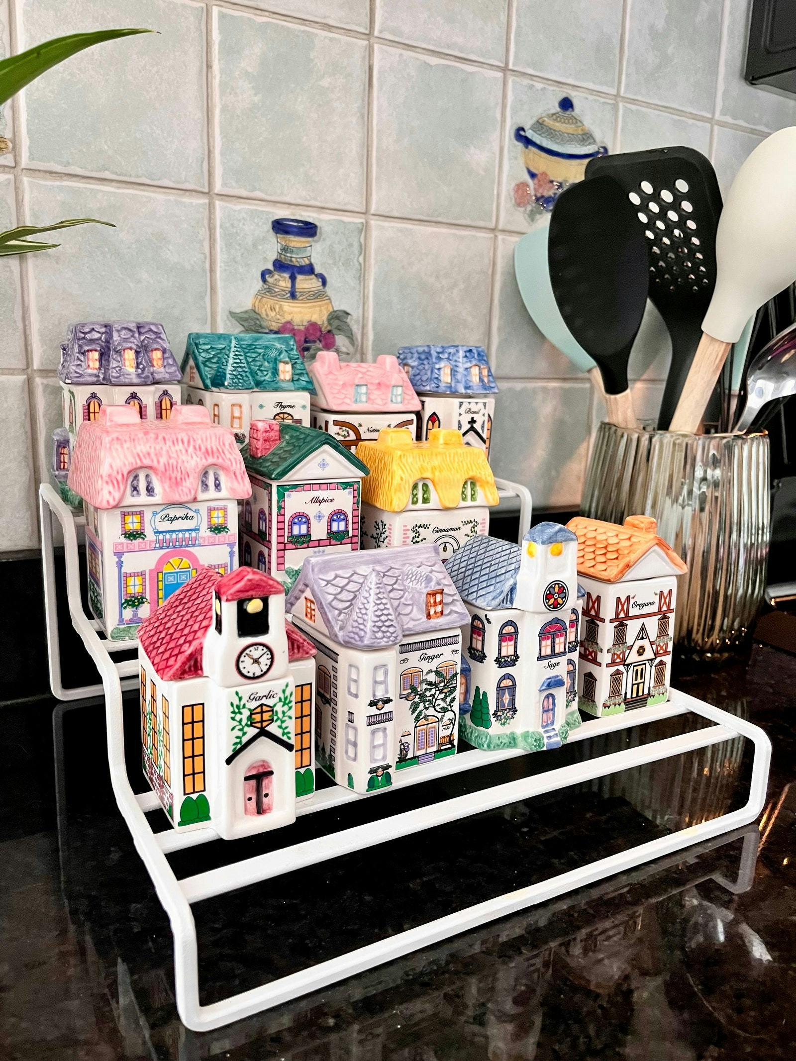 Anooshas rack de maisons d'épices fièrement affiché sur son comptoir de cuisine comme on le voit dans sa vidéo virale TikTok.