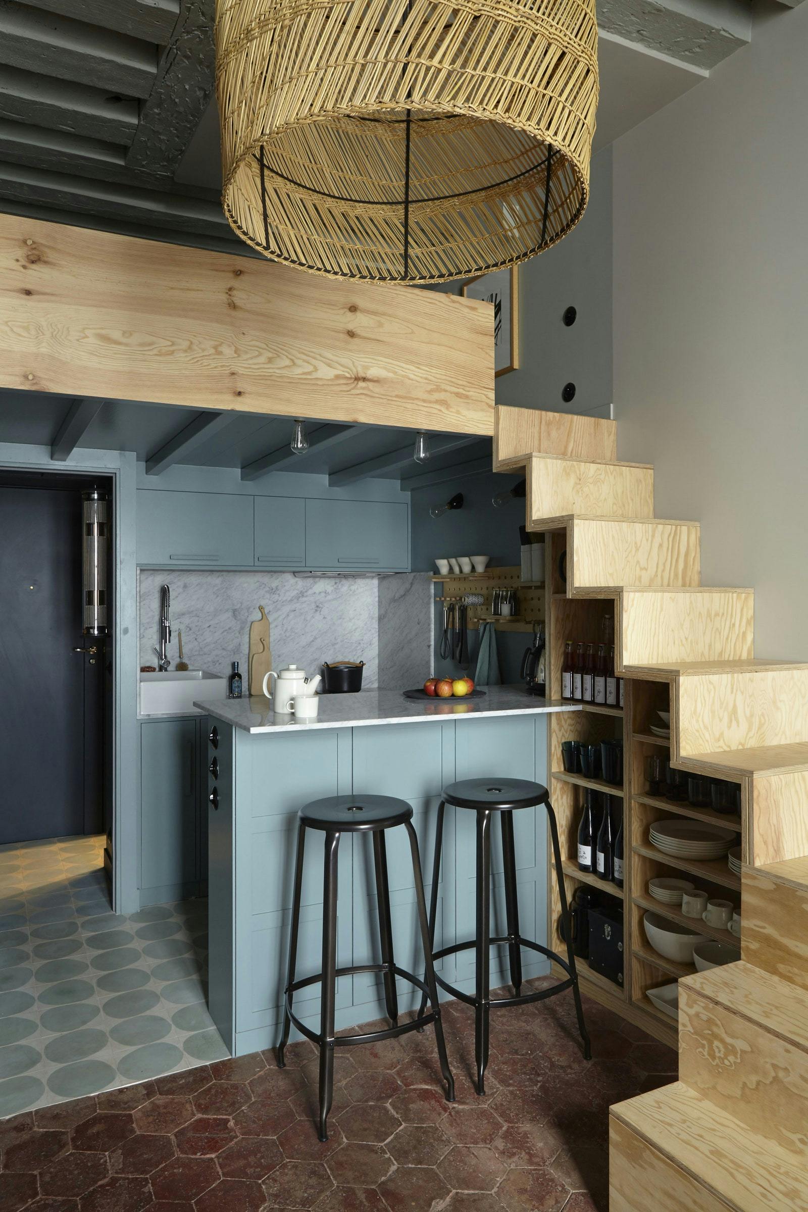 cuisine dans un petit duplex loft avec escalier ouvert menant au loft