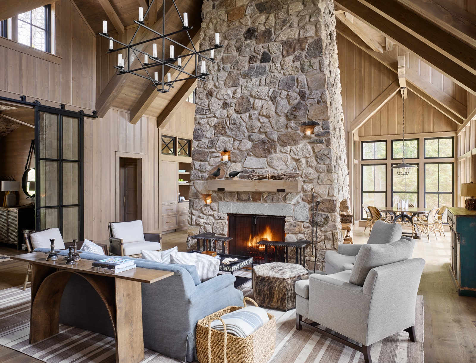 L'architecte d'intérieur Frank Porterio est fan de ce tapis rayé qui ancre le salon de cette maison au bord du lac.