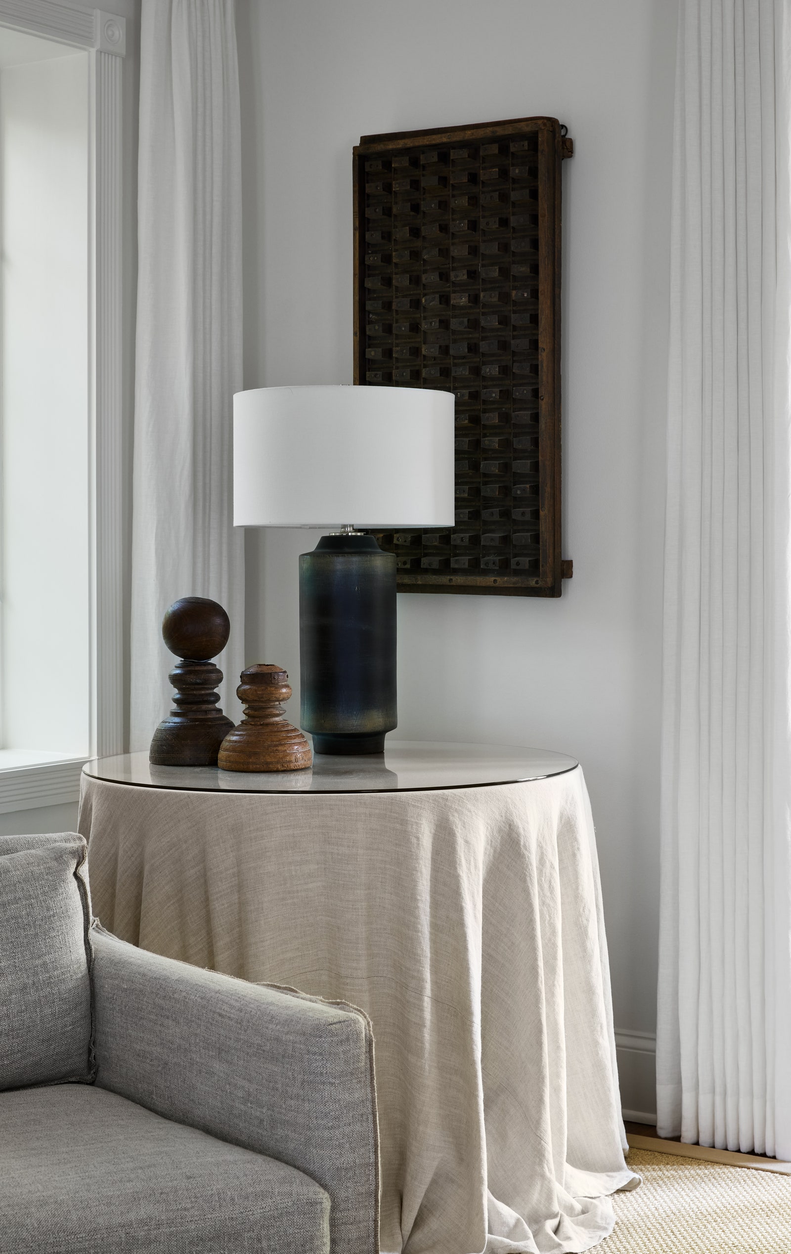 Le designer Frank Ponterio est en faveur d'une lueur douce pour un design de salon confortable.