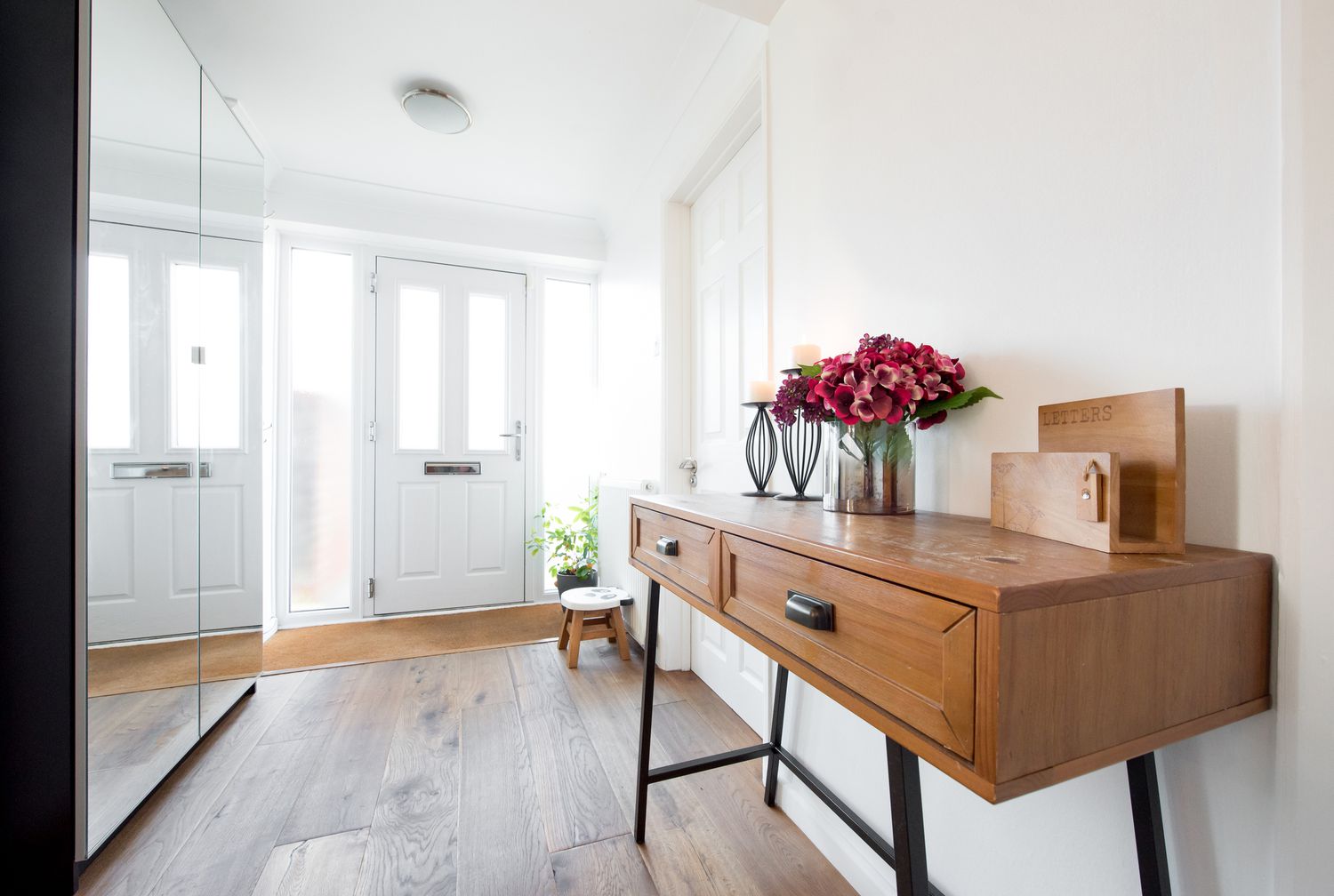 Console en bois et métal dans une entrée