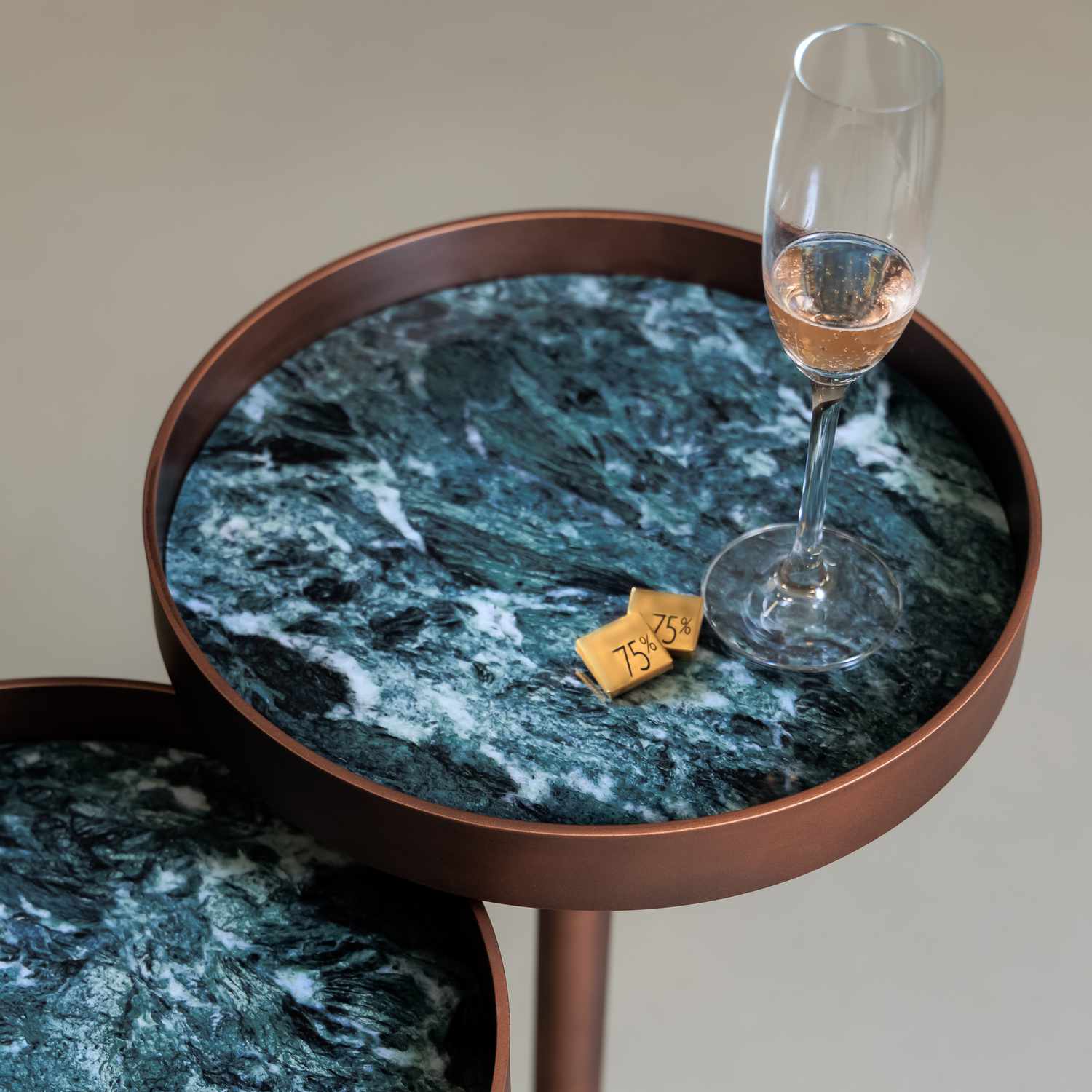 Table à boire en marbre avec un verre de champagne