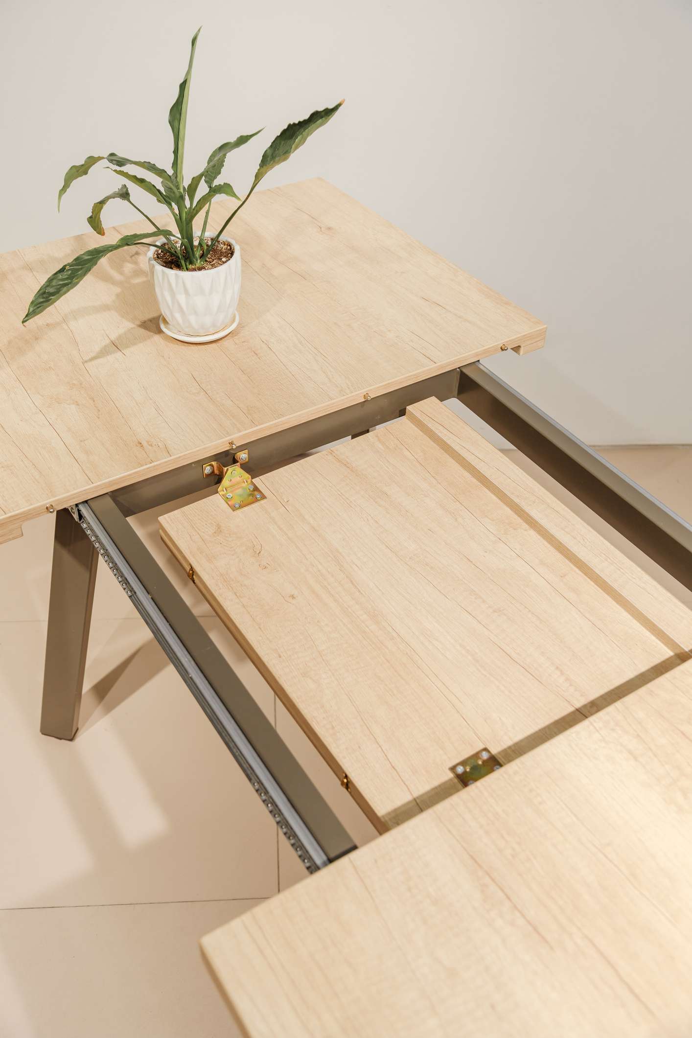 Table en bois extensible avec une feuille à l'intérieur