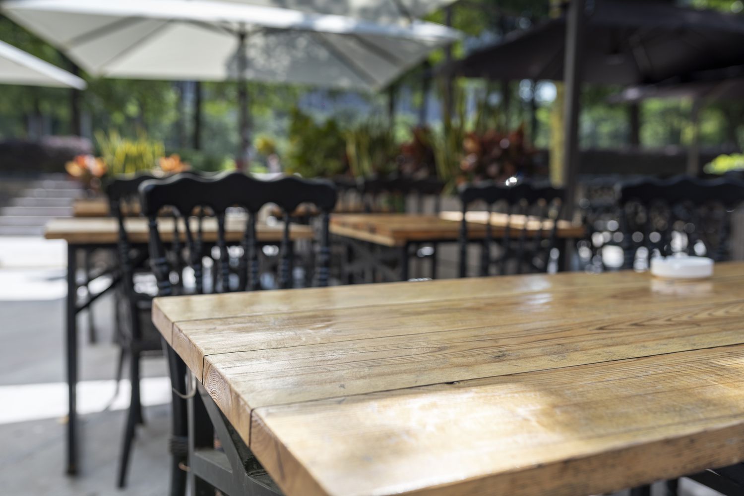 Tables et chaises hautes dans un espace extérieur