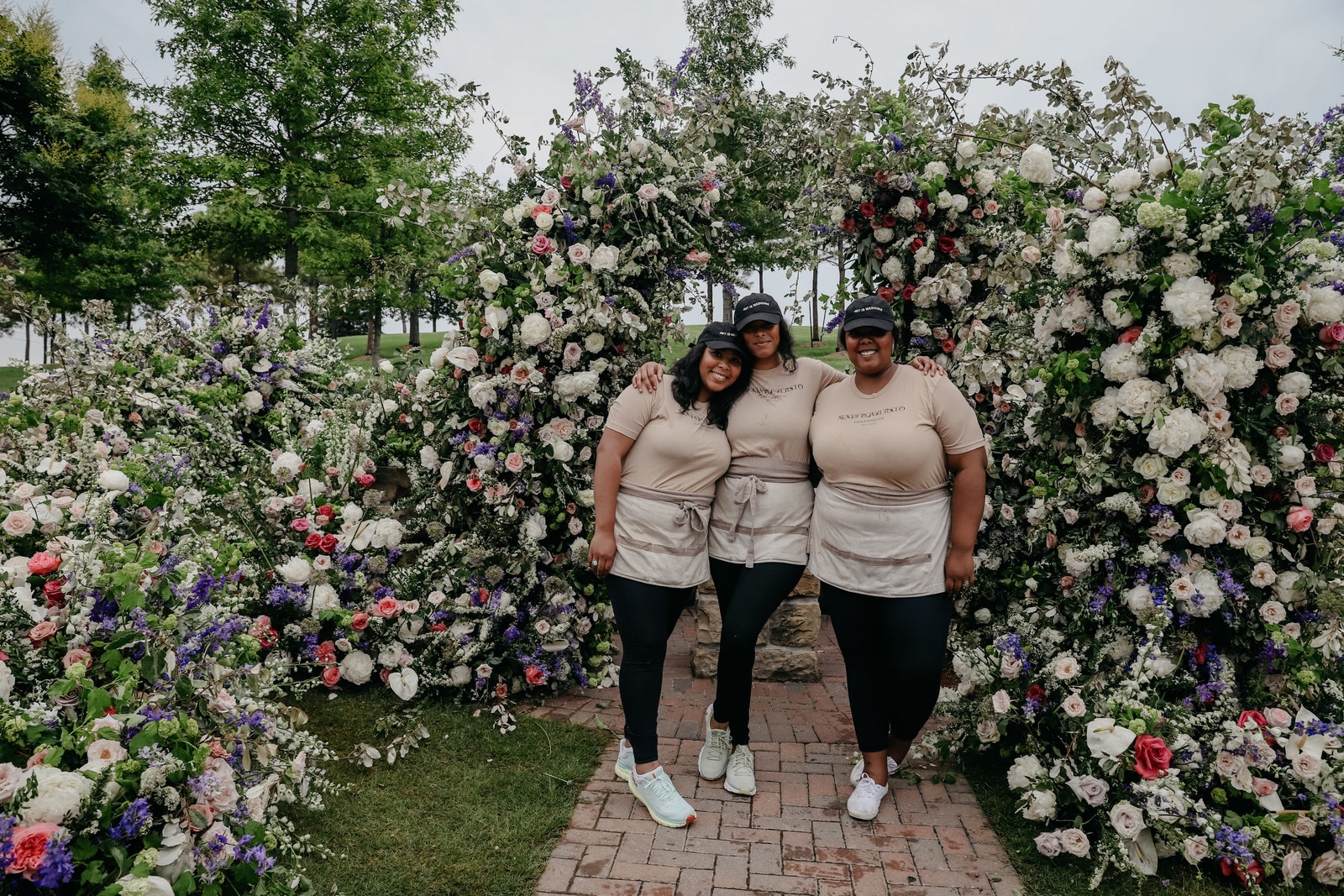 L'image peut contenir une personne humaine Dalle Extérieur Plante Jardin Chaussures Vêtements Chaussure Vêtements Tonnelle et chemin