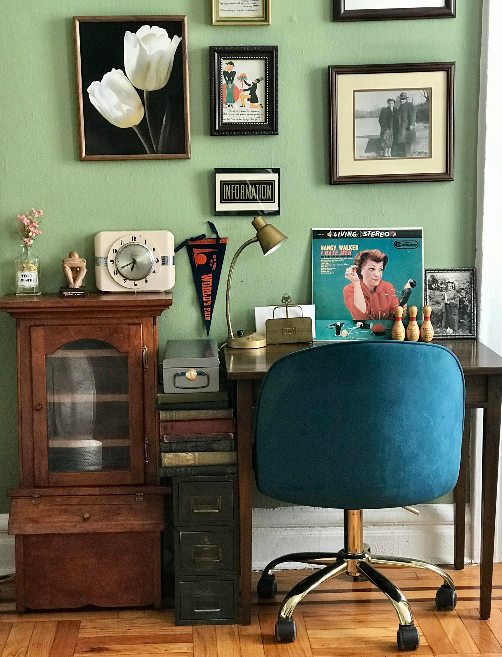 Le bureau à domicile de l'auteur se compose principalement de trouvailles de marché aux puces et de ventes immobilières, ainsi que de quelques photos de famille et d'un. . .