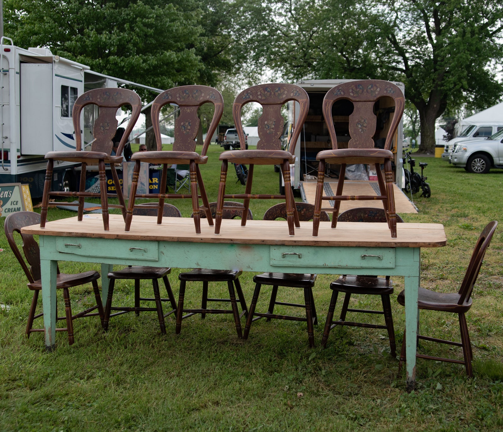 Le Springfield Antique Show and Flea Market est connu pour son étonnante gamme de meubles anciens et vintage comme. . .