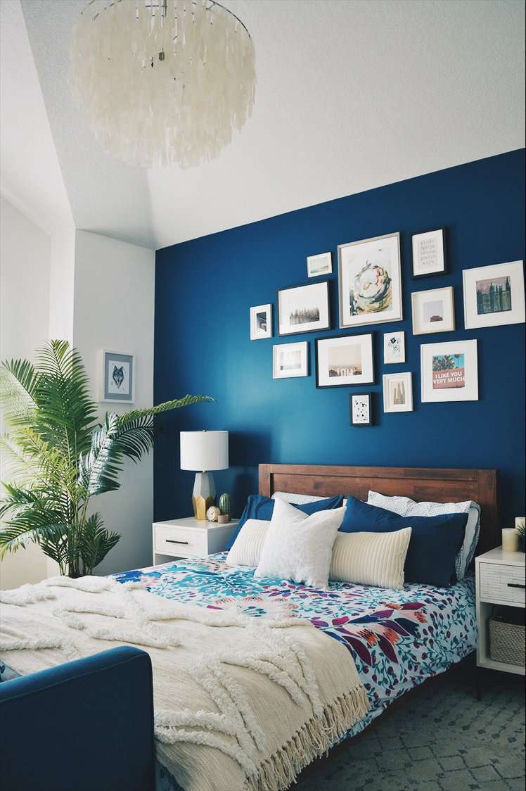 mur d'accent bleu foncé