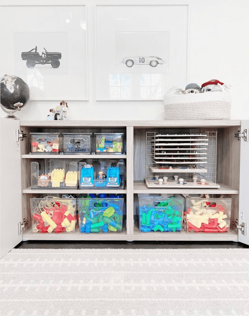 bac de rangement transparent pour jouets dans une armoire