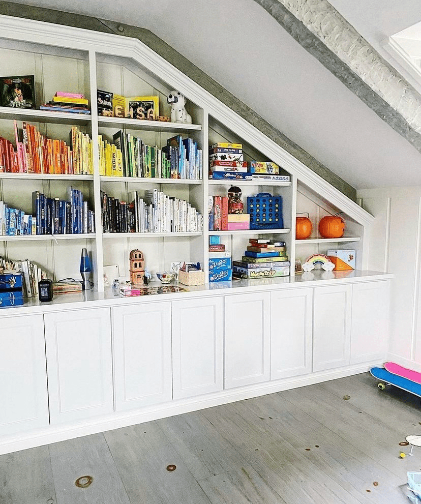 étagère de rangement avec des livres arc-en-ciel