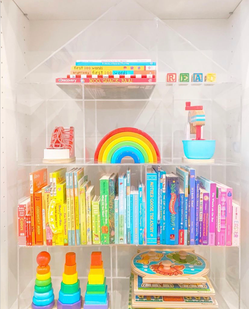 maison de poupée en acrylique avec jouets arc-en-ciel