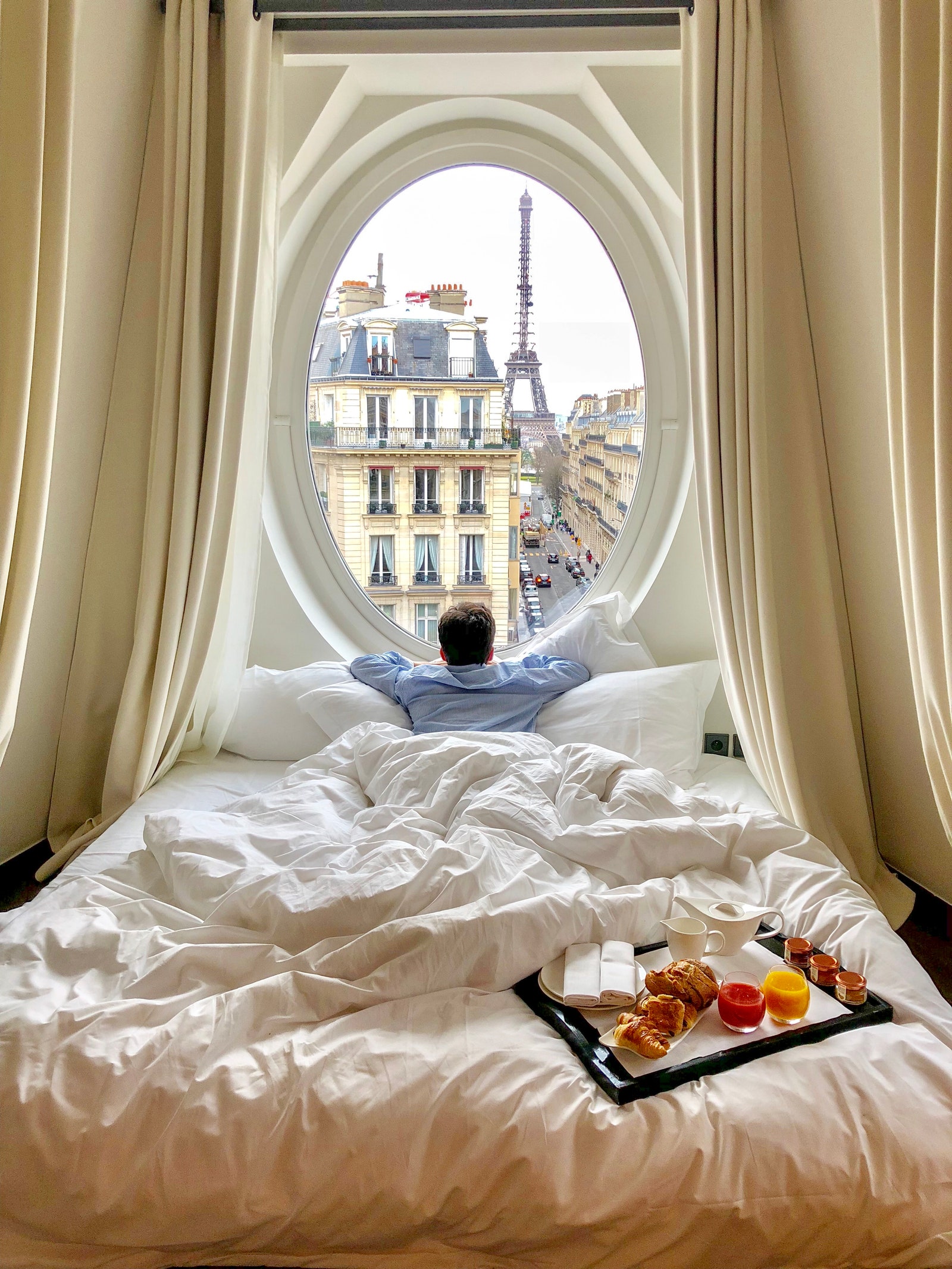 La vue d'Alex sur la Tour Eiffel depuis sa chambre au Mandarin Oriental Paris.