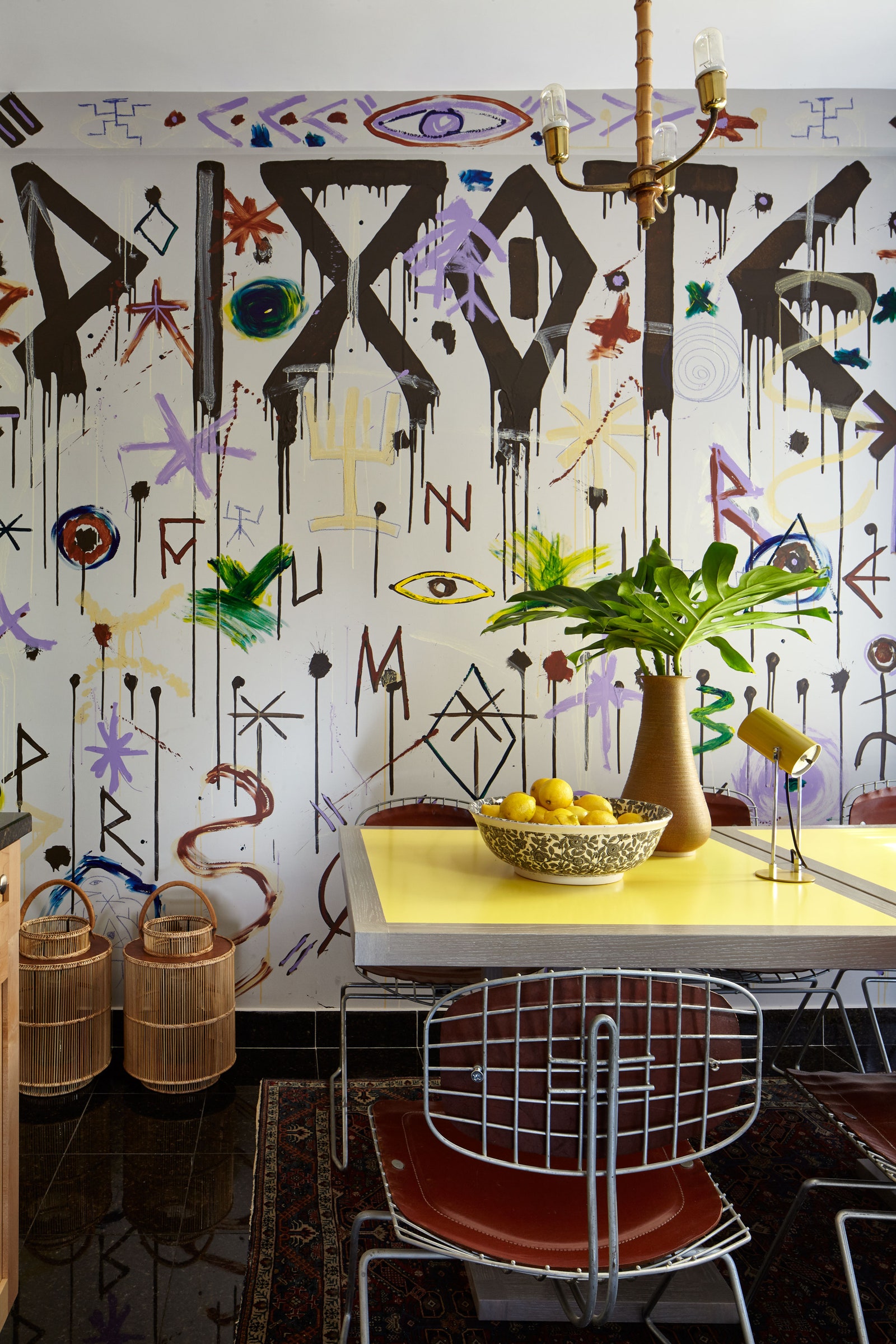 salle à manger avec graffiti mural coloré sur le mur