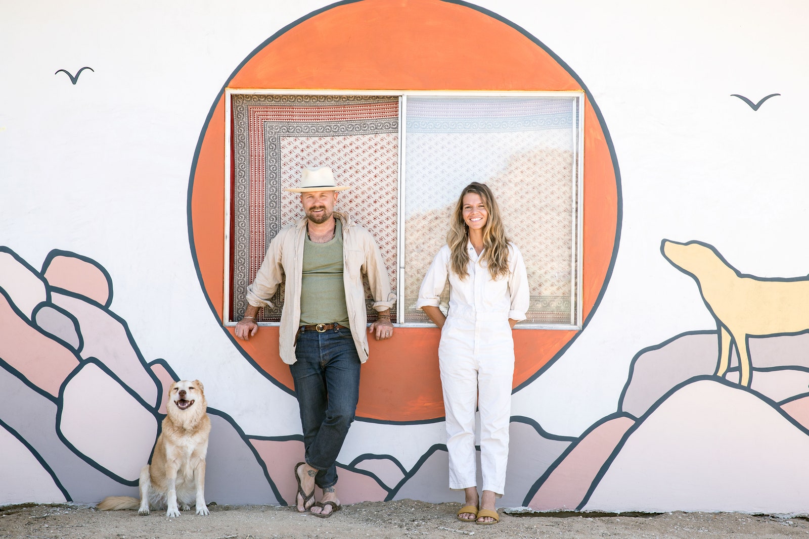 Un jeune homme et une femme et un chien golden retriever