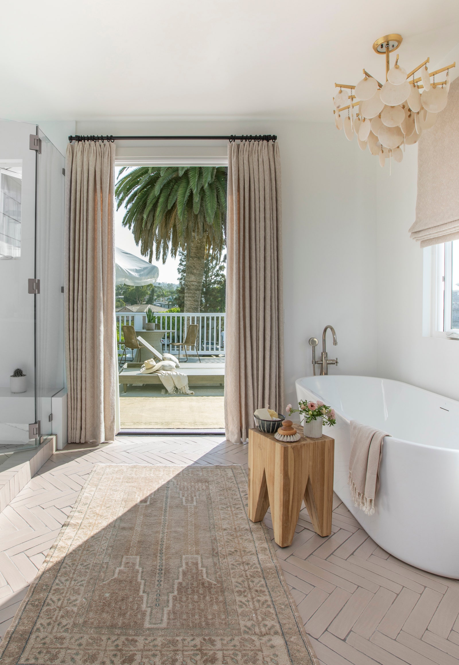 Les tons blush doux de cette salle de bain Amanda Barnes Interiors soulignent les vibrations calmes.