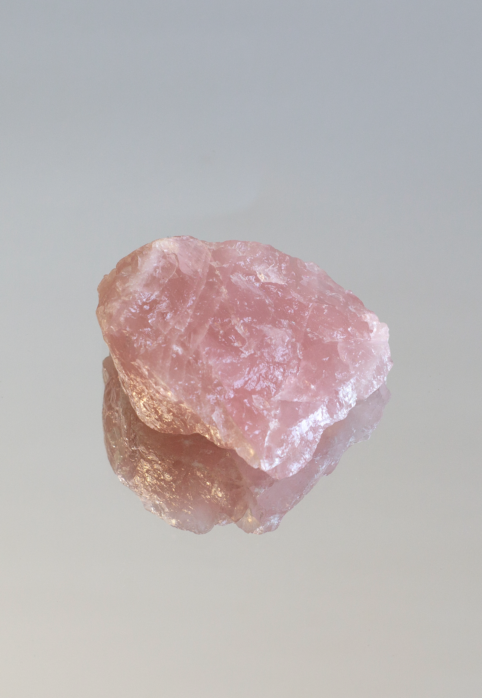 Placez un morceau de quartz rose dans votre salle de bain pour vous concentrer sur les soins personnels.