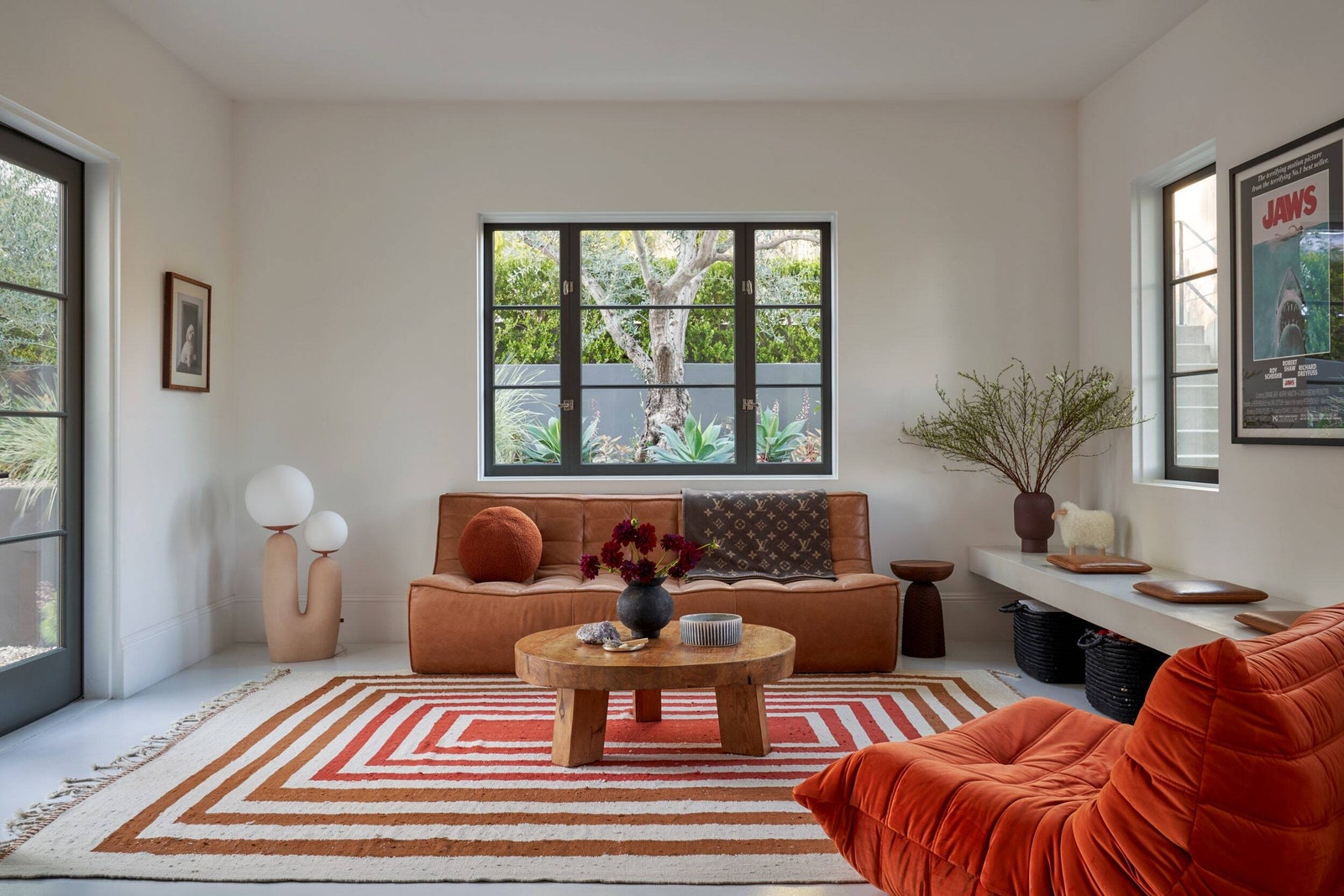 Le lampadaire Oo est l'une des nombreuses pièces de conversation cool à l'intérieur de la maison d'Ashley Tisdale à Los Angeles.