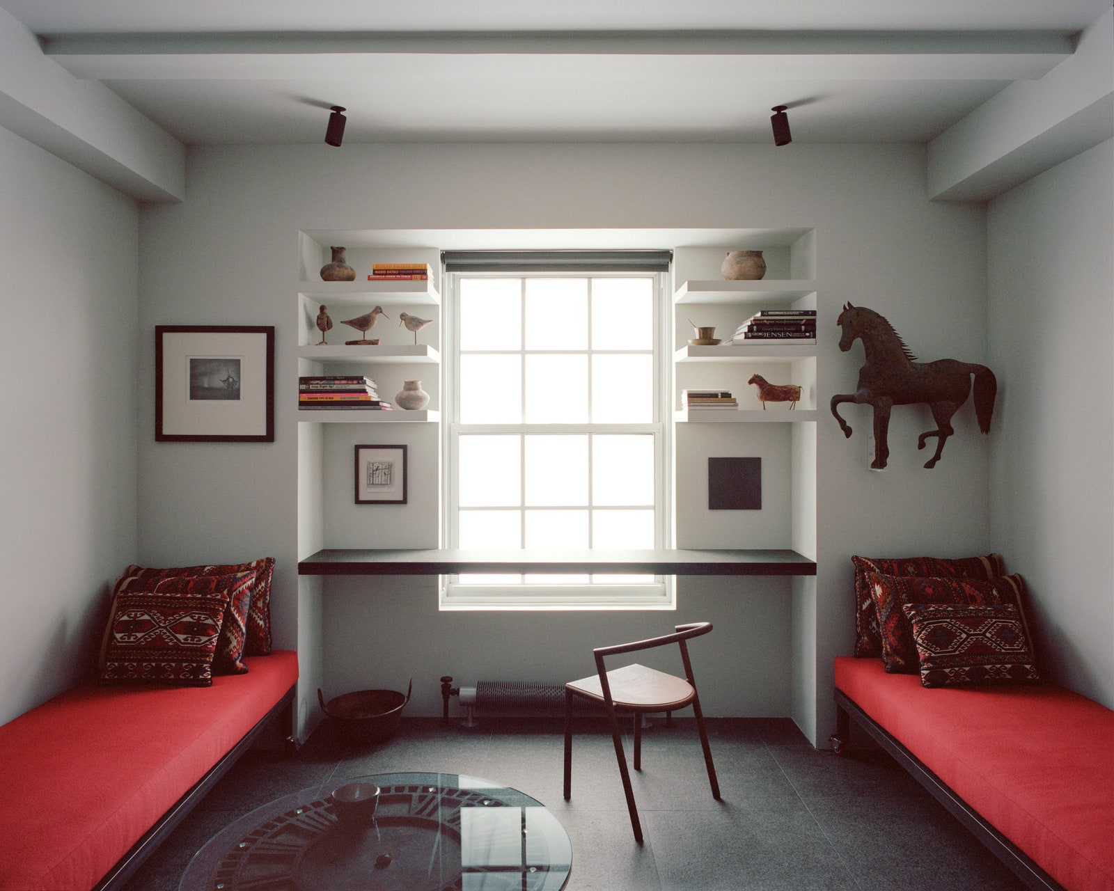 L'image peut contenir Salon Chambre Intérieur Meubles Canapé Design d'intérieur Chambre moins de 500 pieds carrés
