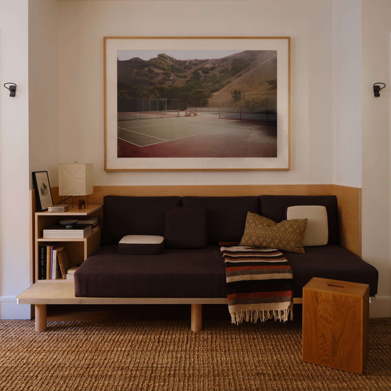 L'image peut contenir Salon Chambre Intérieur Meubles Canapé Plancher en bois Design d'intérieur Décoration d'intérieur Plancher et tapis