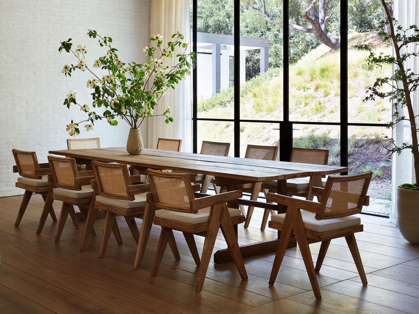 L'image peut contenir des meubles en bois, une chaise, un sol en bois dur, une table de salle à manger et du contreplaqué.