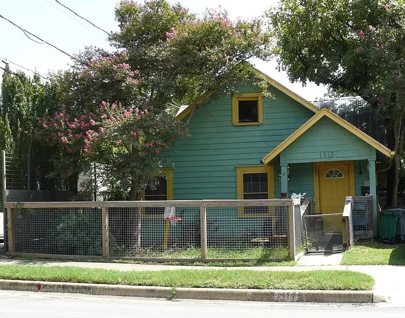 L'image peut contenir Logement Bâtiment Cottage Maison Extérieur Quartier Urbain et Villa