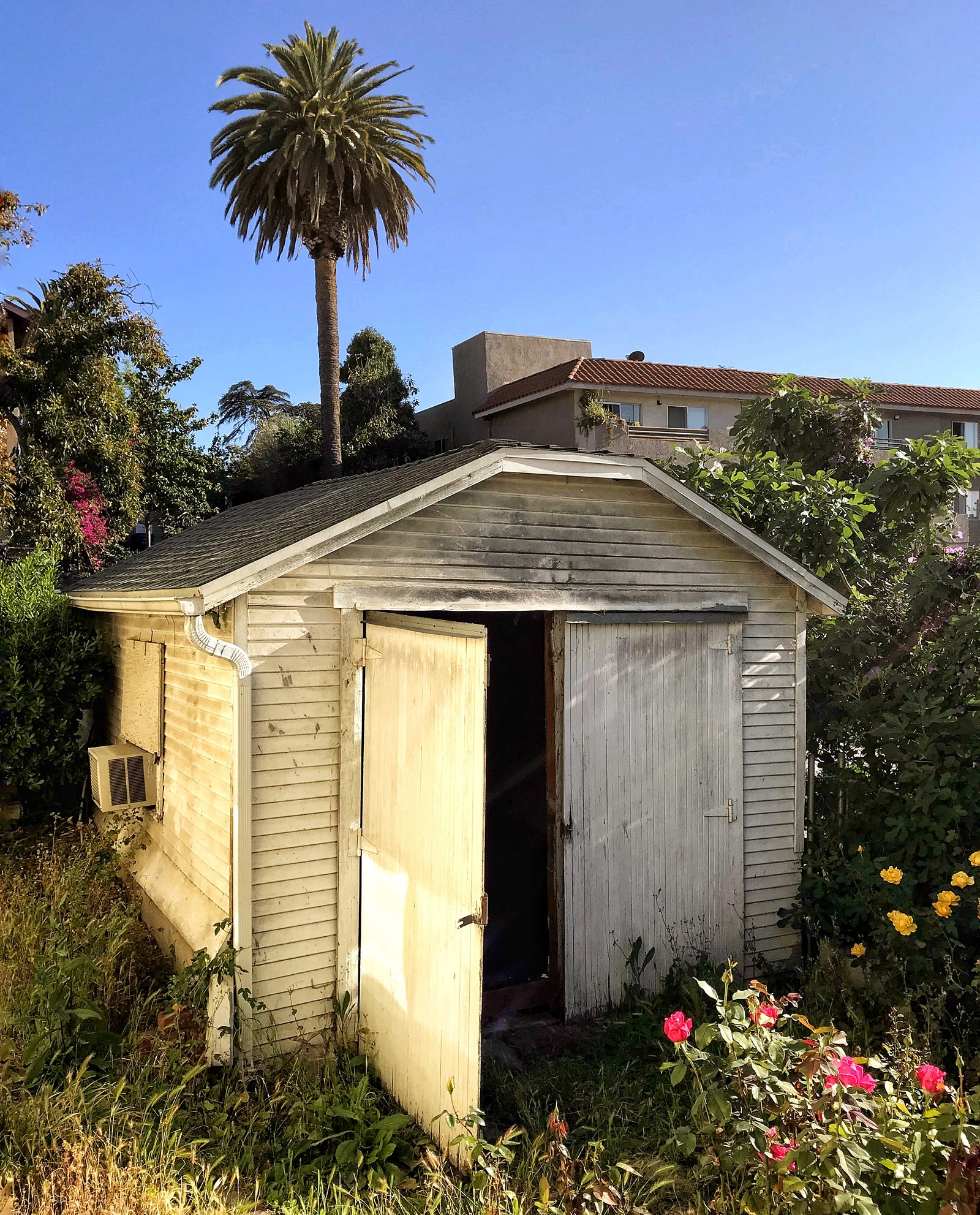 AVANT Le défi lancé par les premiers clients de HAM Design Group Transformer un cabanon délabré en un logement accessoire. . .