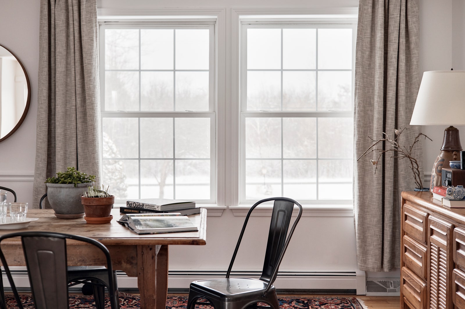 L'image peut contenir des meubles, une chaise, une table, une fenêtre et une table basse.