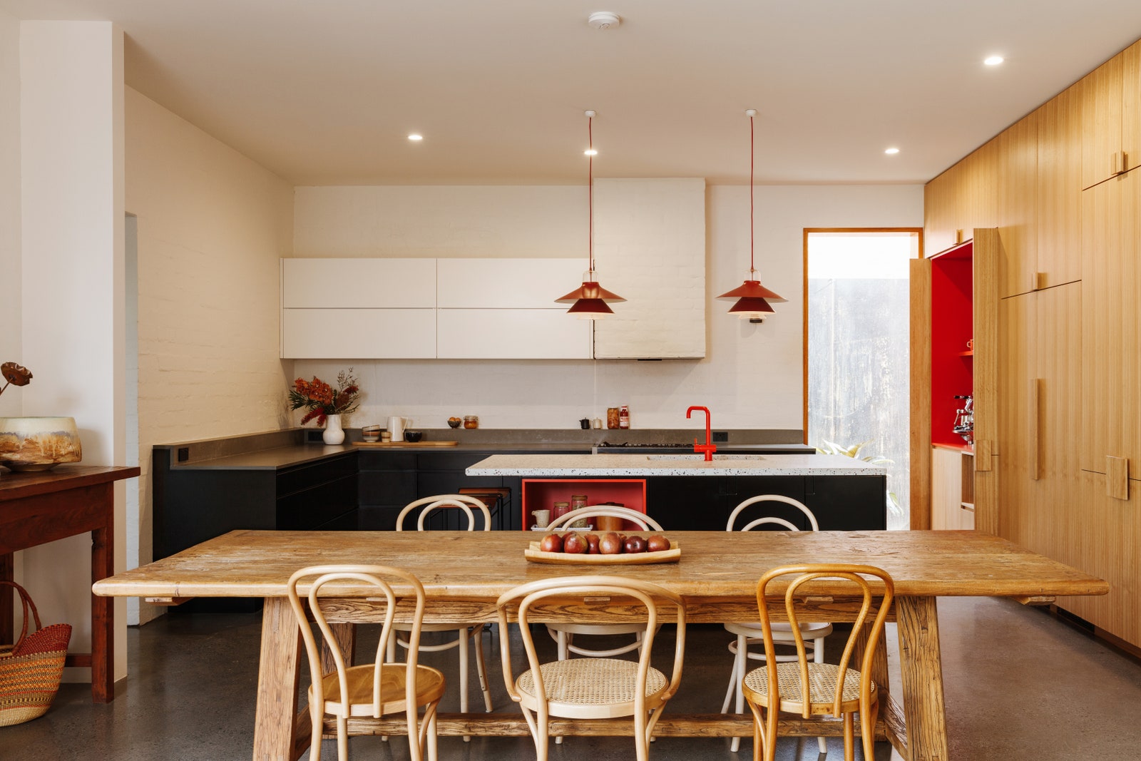 Cette image contient peut-être des meubles chaise salle à manger intérieur bois salle à manger table et table