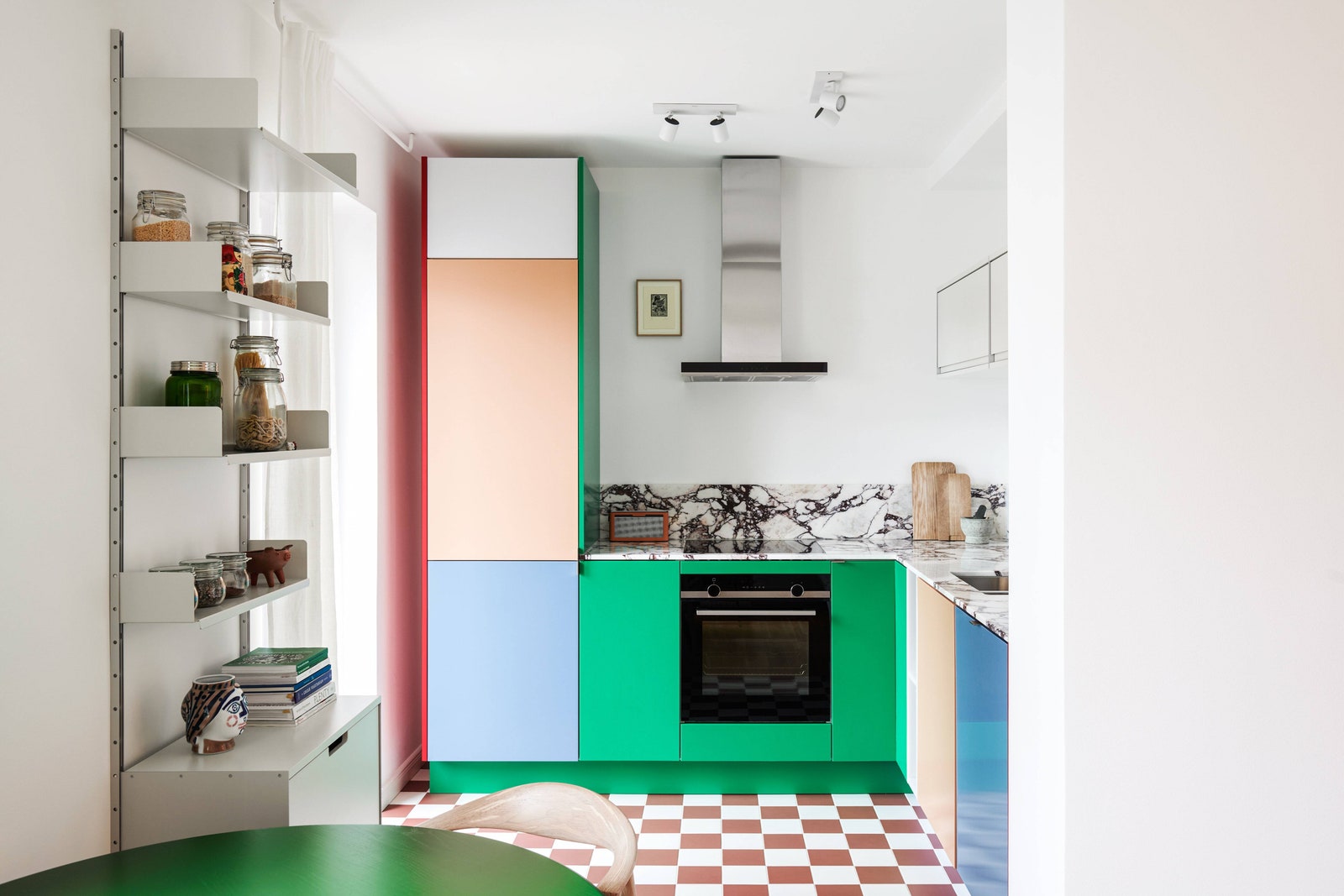 La cuisine rénovée de Yulia Yushchik dans son appartement berlinois consiste à mélanger les motifs, les couleurs et les textures.