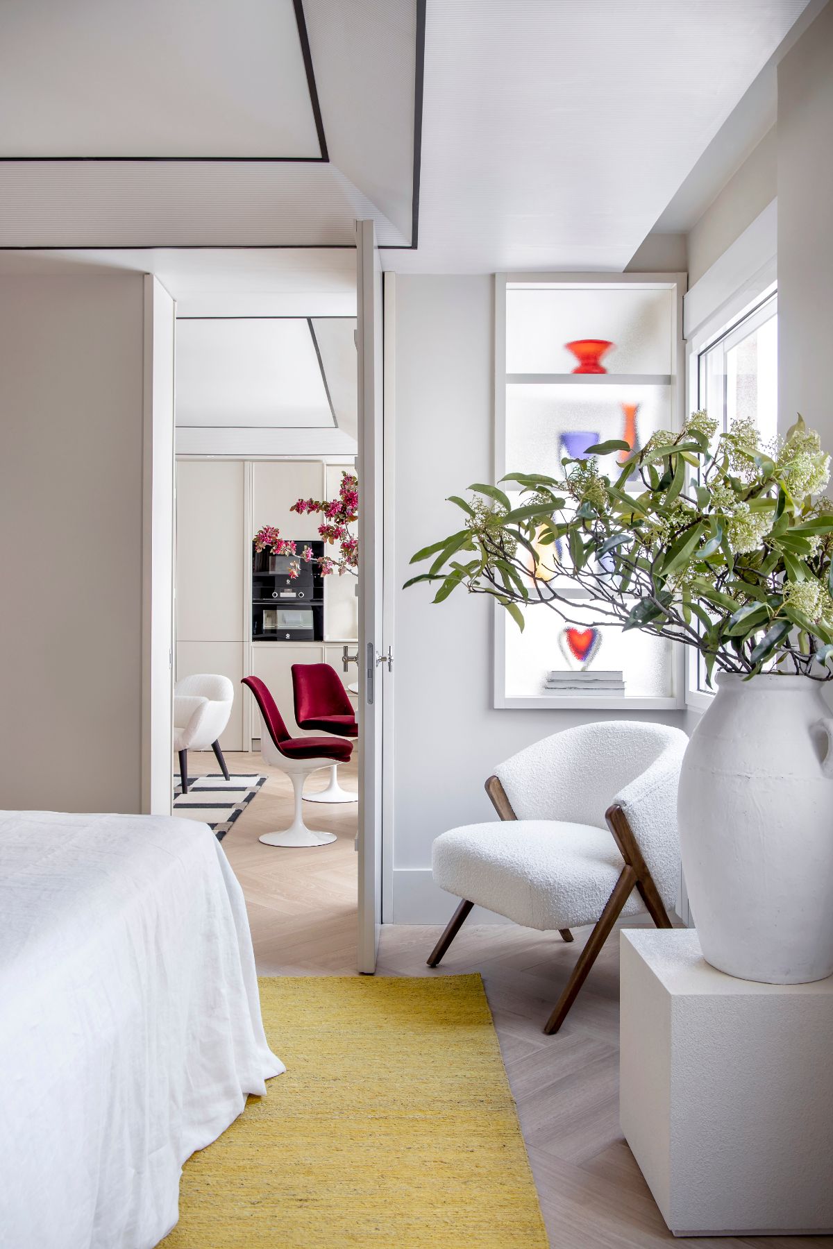 Appartement de 90 mètres Rebuelta Studio, chambre avec fauteuil de Zara Home