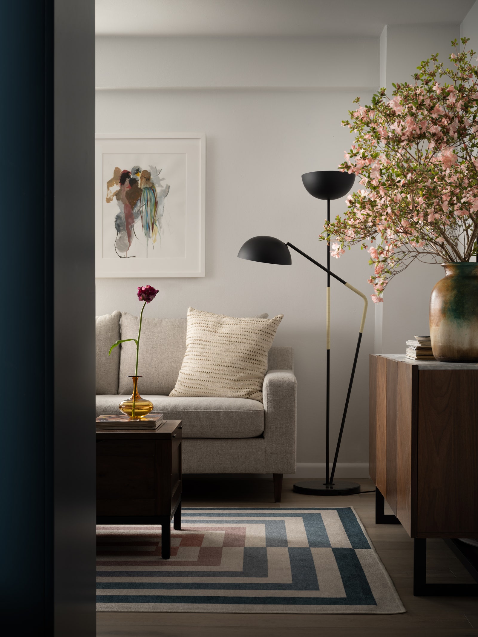 L'image peut contenir Intérieur Design d'intérieur Plante Meubles Salon Tapis Fleur Fleur Sol et lampe