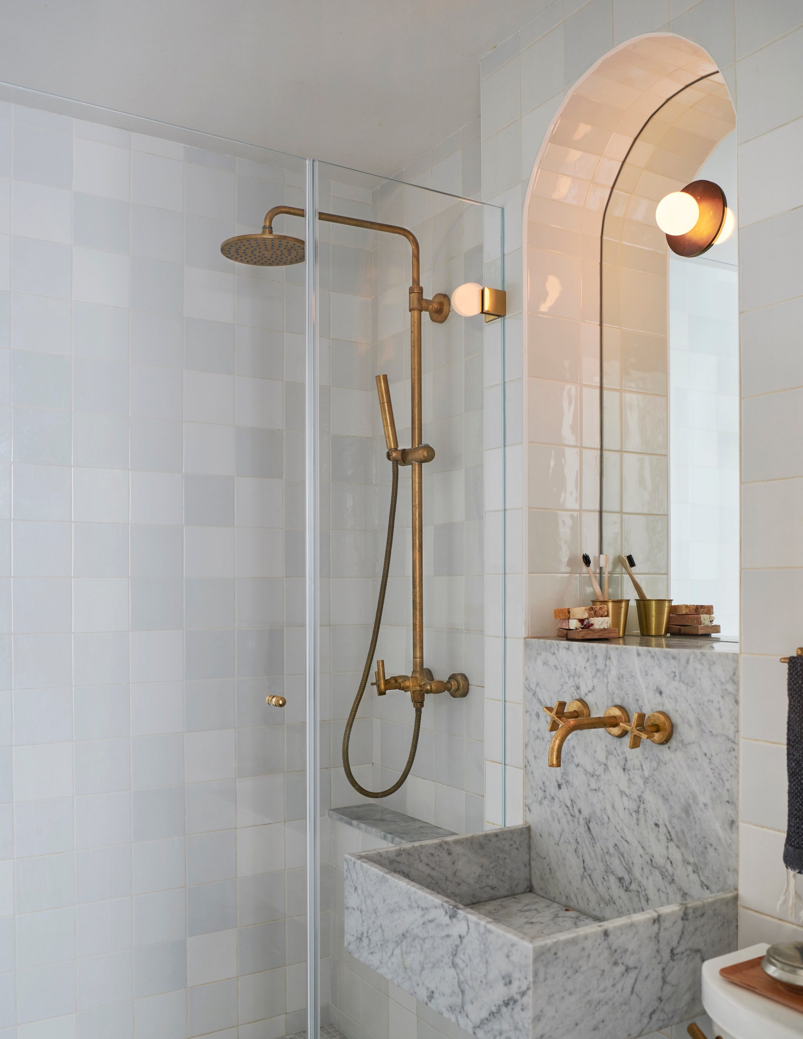 APRÈS La salle de bain est une oasis de marguerite avec une douche à l'italienne, un lavabo en marbre sur mesure, des carreaux de Delft blancs et un. . .