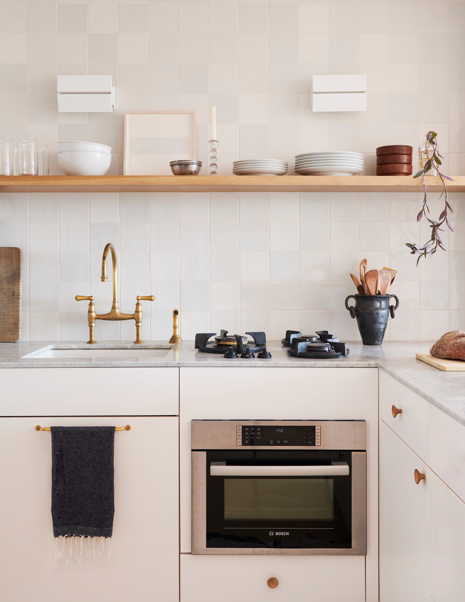 APRÈS Pour la cuisine, Brett a fait preuve de créativité avec le rangement. Un garde-manger du sol au plafond est monté sur un mur un panneau prêt à l'emploi. . .