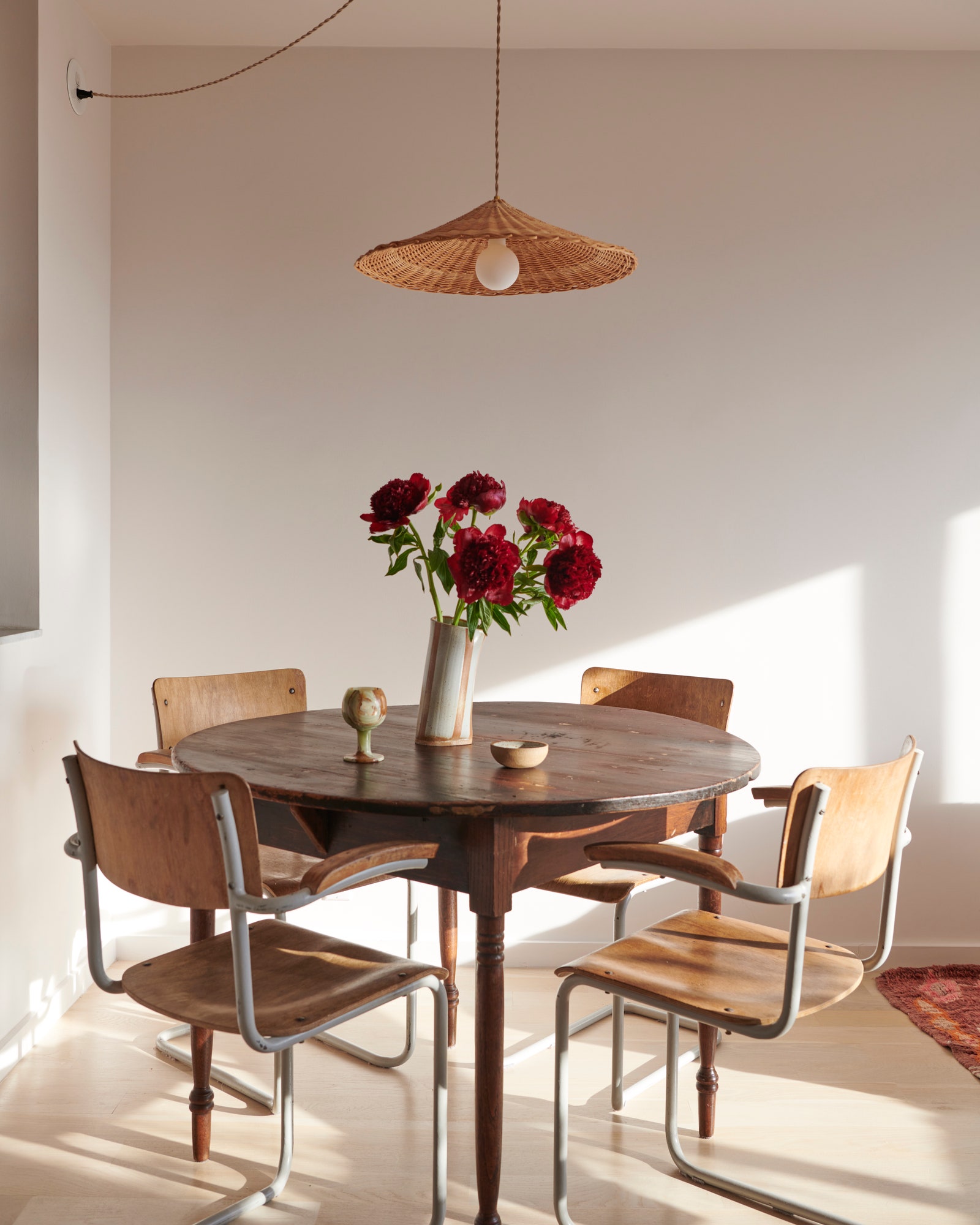 APRÈS Située entre la cuisine et le salon, la salle à manger est un trou de culasse ensoleillé avec des chaises hollandaises. . .