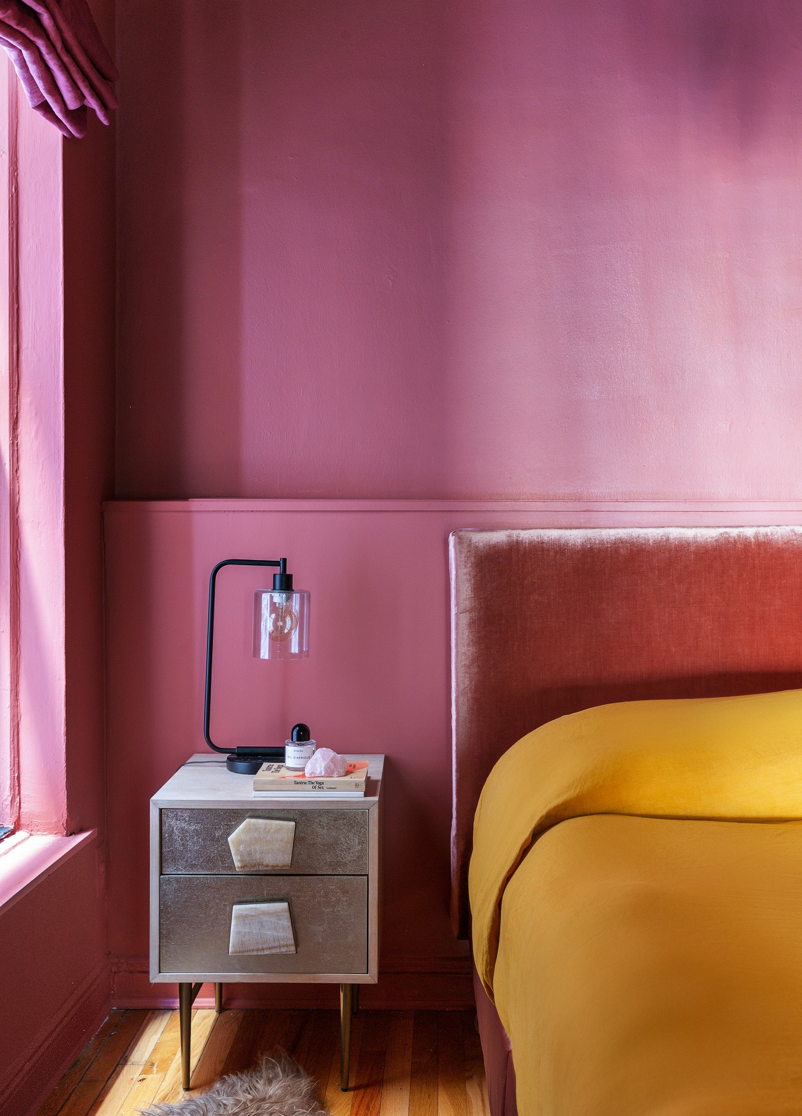 APRÈS La chambre est imprégnée de tons de bijoux et de textures veloutées. Badlands de Benjamin Moore définit les murs et. . .