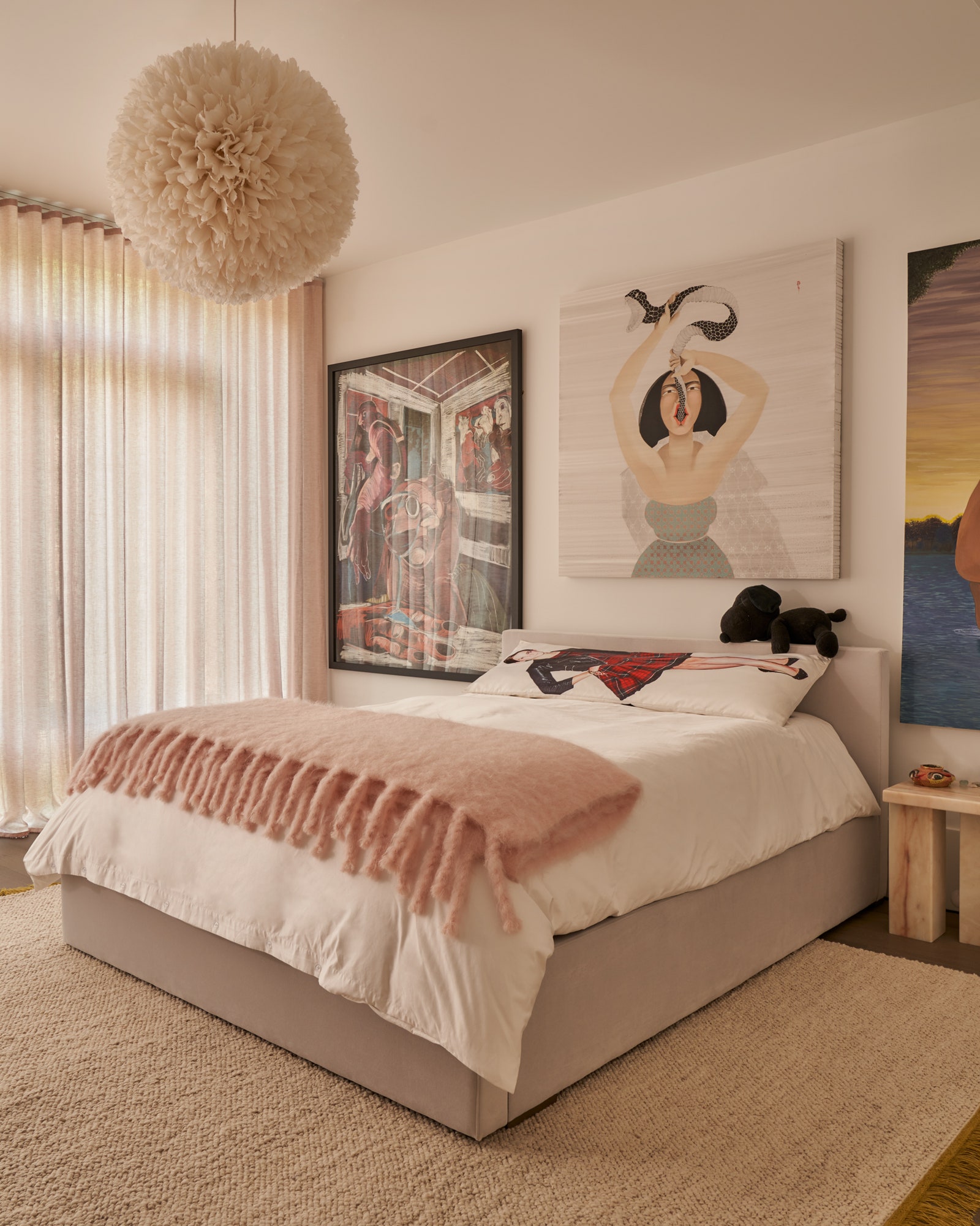 L'image peut contenir des meubles de chambre à coucher à l'intérieur Design d'intérieur et lit