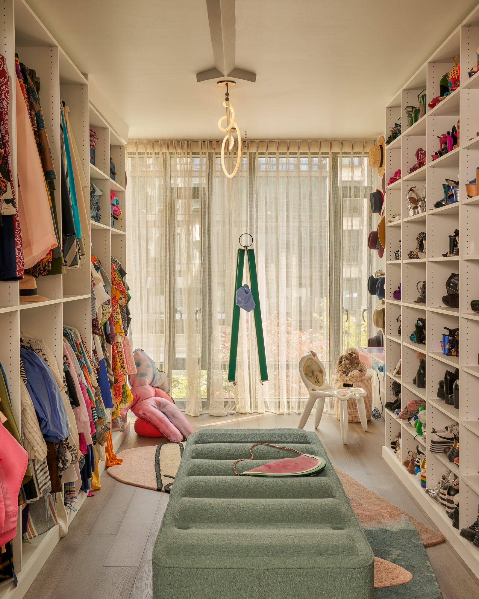 L'image peut contenir des meubles Intérieur Pièce WalkIn Closet Human Person and Closet