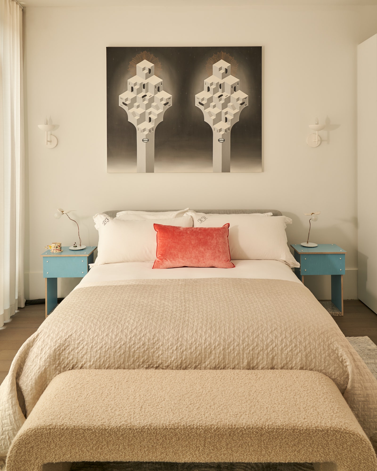 L'image peut contenir un tapis de lit et un coussin de design d'intérieur de meubles de chambre à coucher.