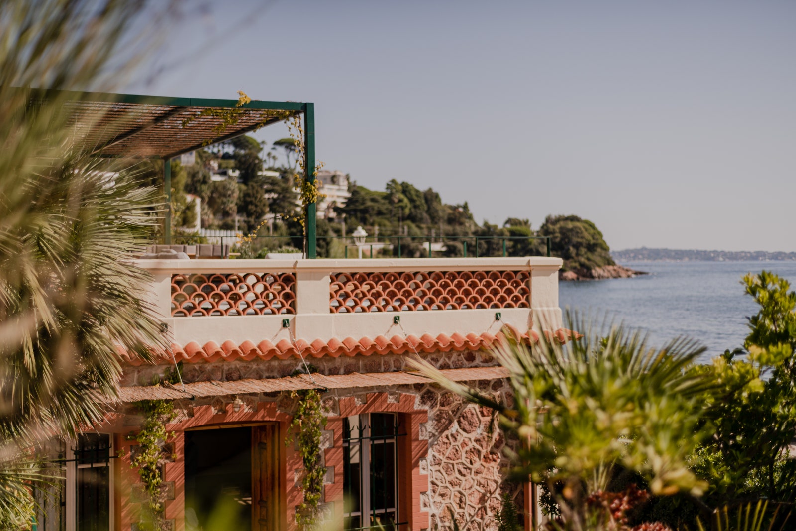Cette ancienne maison de gardien bénéficie d'une situation exceptionnelle avec les pieds presque dans la Méditerranée. La terrasse sur le toit. . .