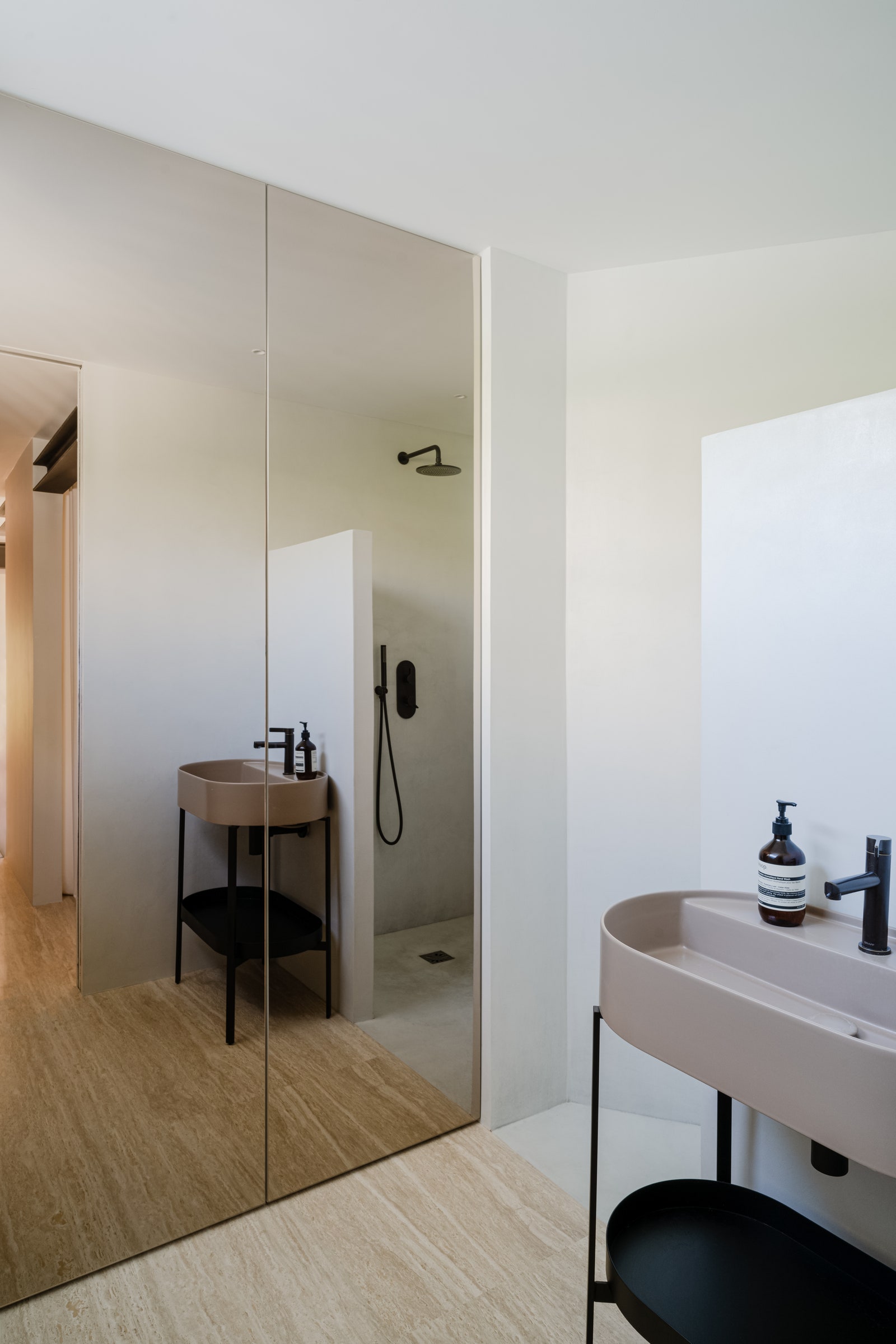 La salle de bain a une simplicité méditerranéenne attrayante. Le sol en travertin est associé à des murs blanchis à la chaux qui. . .