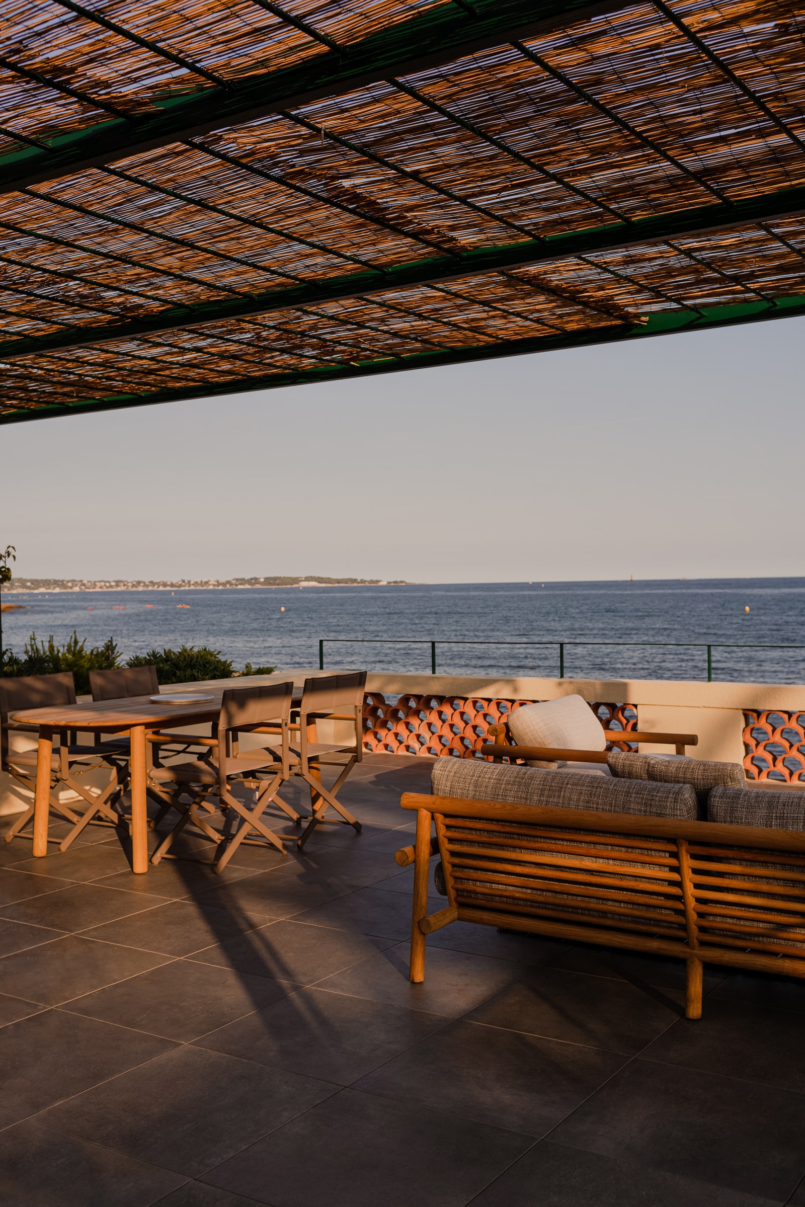 La terrasse sur le toit avec vue sur l'océan s'étend sur toute l'empreinte de la maison. Autour de la table Dedon, des chaises de. . .