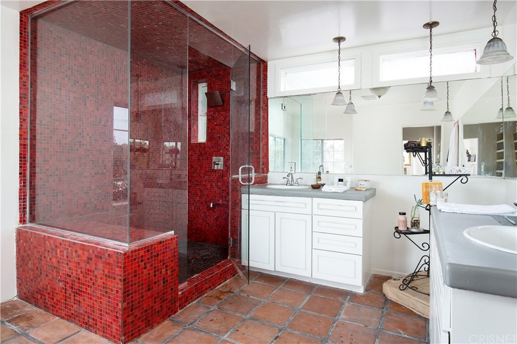 AVANT La salle de bain principale d'origine avait une douche en mosaïque rouge surdimensionnée.