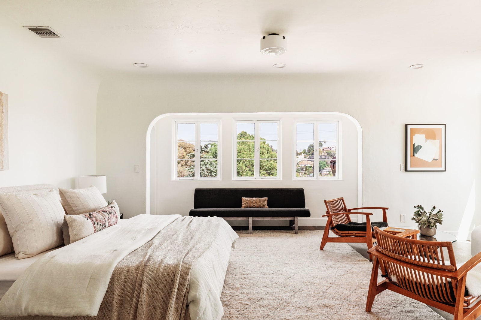L'image peut contenir des meubles Chambre à coucher Intérieur Salon Design d'intérieur et lit