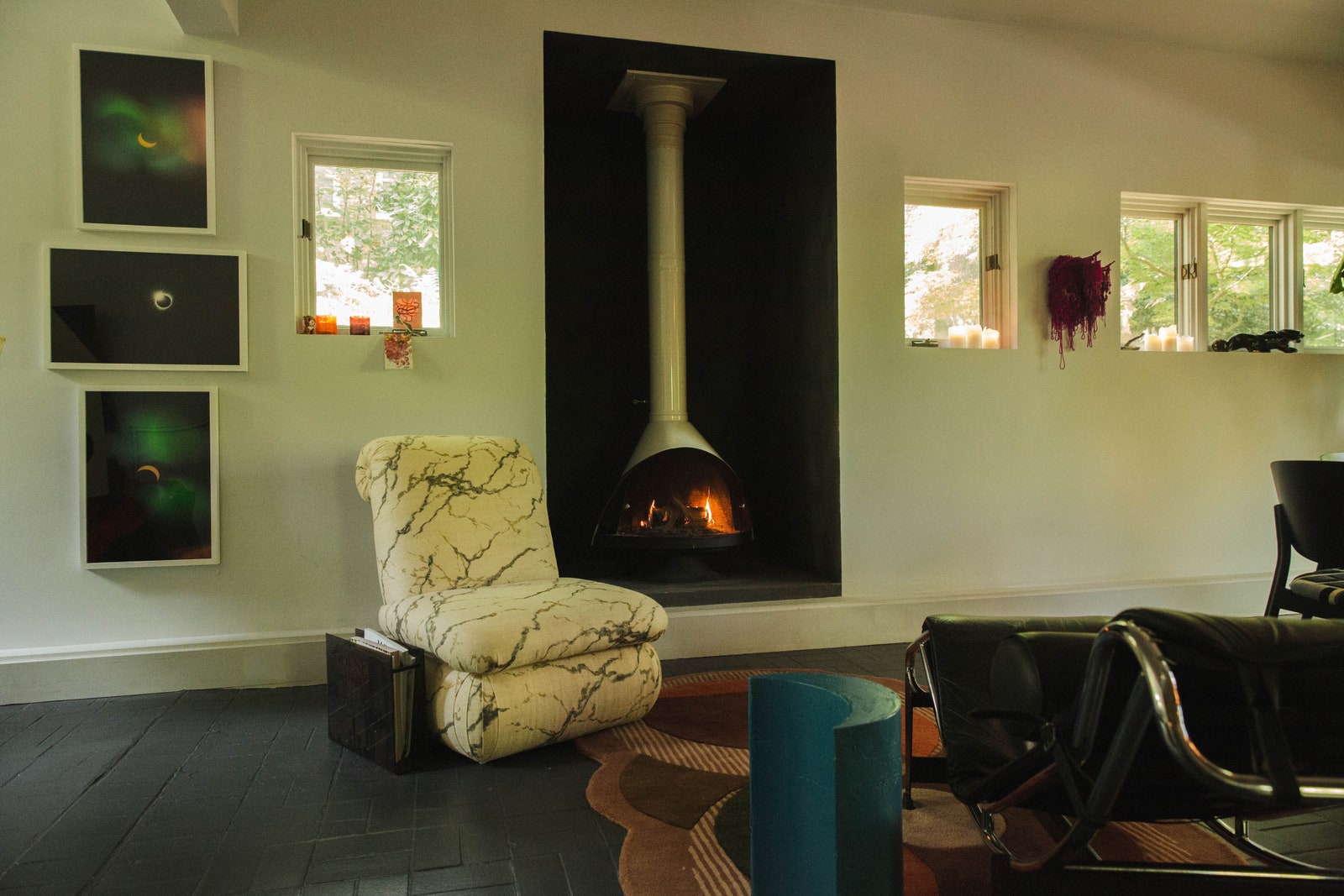 L'image peut contenir Design d'intérieur Intérieur Salon Meubles Canapé Plancher Foyer Cheminée et chaise