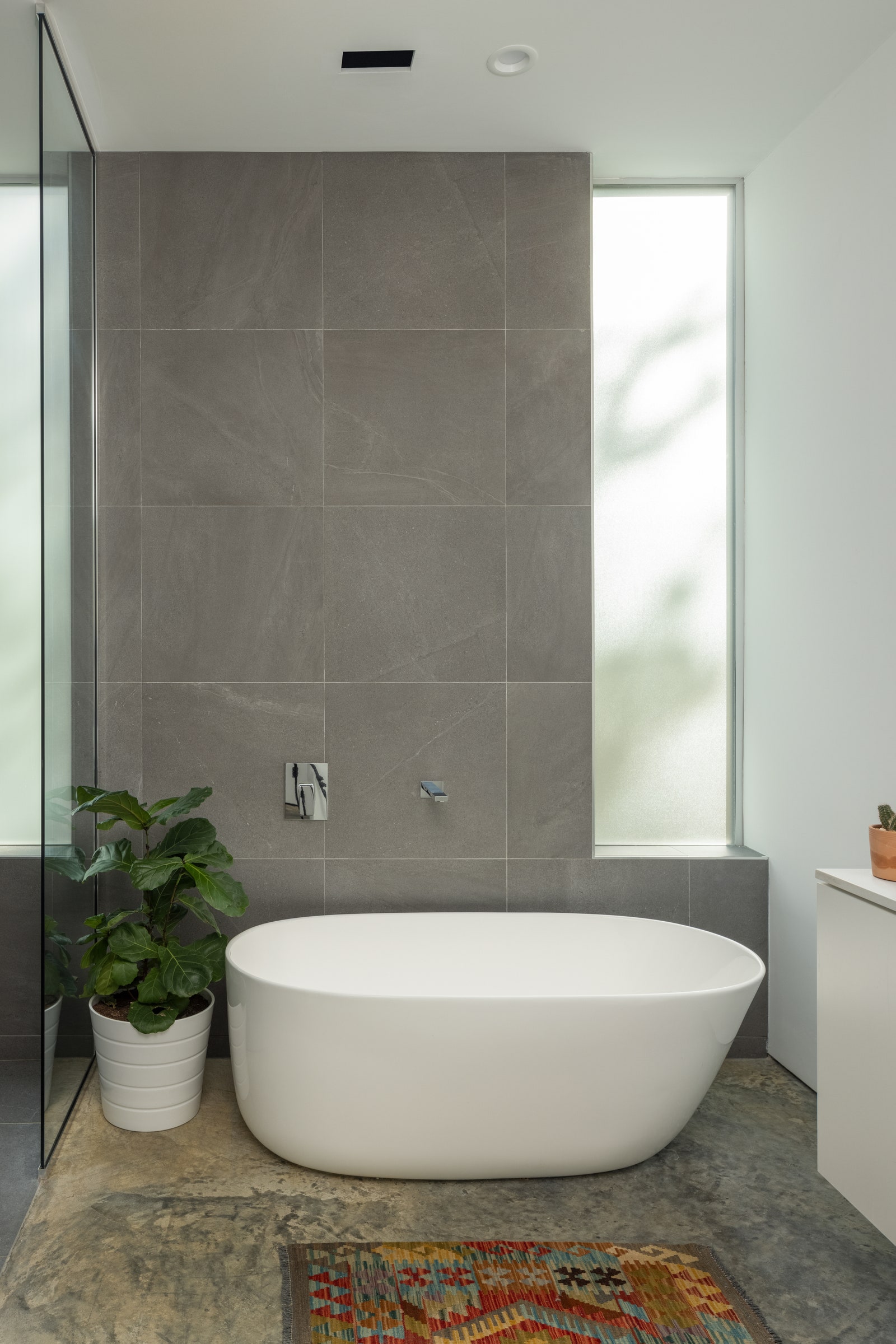 L'image peut contenir une baignoire une baignoire à l'intérieur une salle de bain et un design d'intérieur