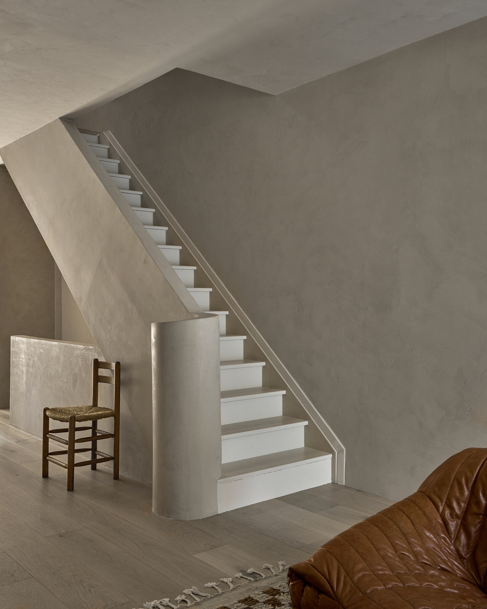 L'image peut contenir Escalier Rampe Main courante Bois Design d'intérieur Intérieur Meubles Sol Sol et pièce