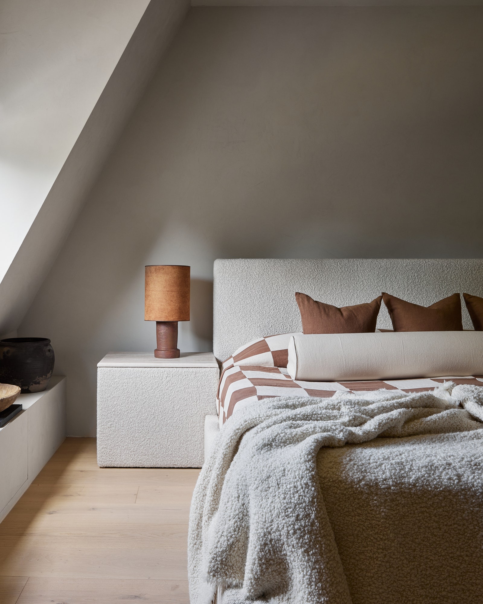 L'image peut contenir Intérieur Pièce Chambre à coucher Design d'intérieur Meubles Revêtement de sol Bâtiment et logement