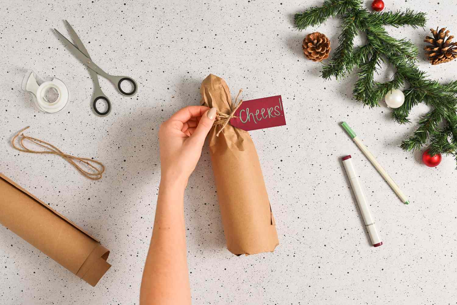 Emballer une bouteille de vin avec du papier kraft brun