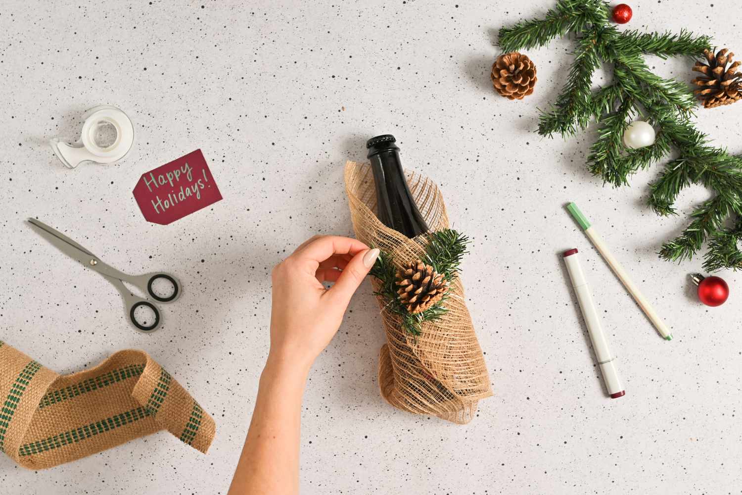 Envelopper une bouteille de vin dans de la toile de jute